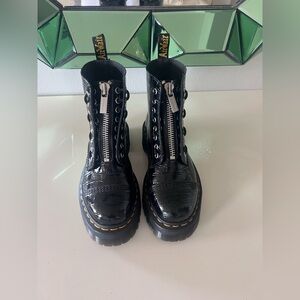 ⛓️🖤 DOC MARTEN SINCLAIR BLACK CROC PATENT LEATHER PLATFORM BOOTS 🥵🤘🏼